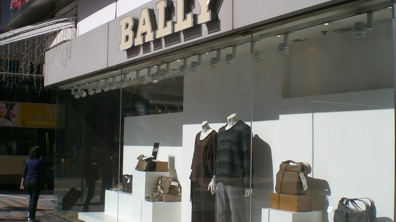 Bally chiude lo stabilimento a Lastra a Signa, licenziando 55 dipendenti. Sindacati chiedono intervento della Regione Toscana. Bally chiude lo stabilimento a Lastra a Signa, licenziando 55 dipendenti. Sindacati chiedono intervento della Regione Toscana.