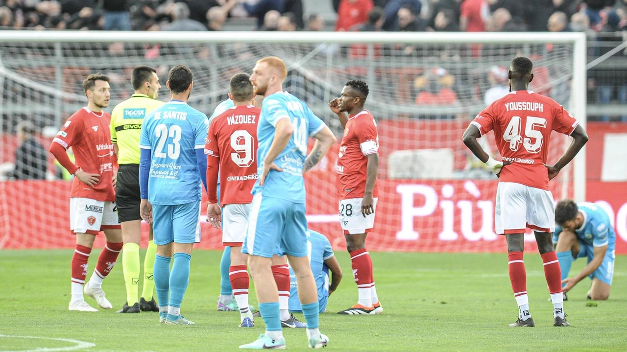 Botte e lancio di oggetti tra gruppi di perugini durante la partita con il Pineto. Tutti hanno ottenuto il patteggiamento. La gara venne sospea per le violenze. Botte e lancio di oggetti tra gruppi di perugini durante la partita con il Pineto. Tutti hanno ottenuto il patteggiamento. La gara venne sospea per le violenze.