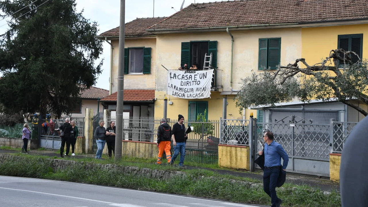 La famiglia barricata in casa in via del Papino al momento dello sgombero (foto di Paola Nizza) La famiglia barricata in casa in via del Papino al momento dello sgombero (foto di Paola Nizza)