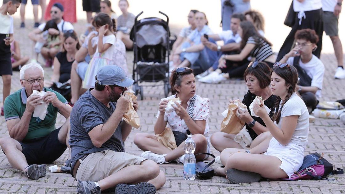 https://www.lanazione.it/image-service/view/acePublic/alias/contentid/ODNiYmQxMjUtZWE1OC00/0/tendenze-spopola-il-take-away-i-ristoranti-hanno-meno-appeal-il-cibo-si-mangia-seduti-in-strada.jpeg?f=16:9&w=1200&h=630