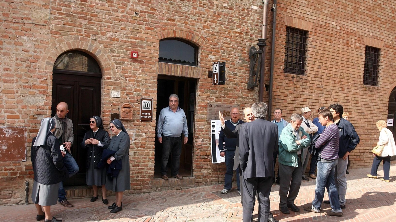 Un momento dell’inaugurazione del giardino di Casa Boccaccio (foto d’archivio). : la preziosa struttura è tuttora al centro di un progetto di restauro