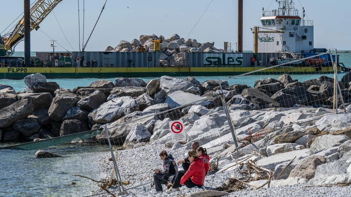 A. Marina di Pisa è in corso la collocazione dei massi per proteggere l’abitato A. Marina di Pisa è in corso la collocazione dei massi per proteggere l’abitato