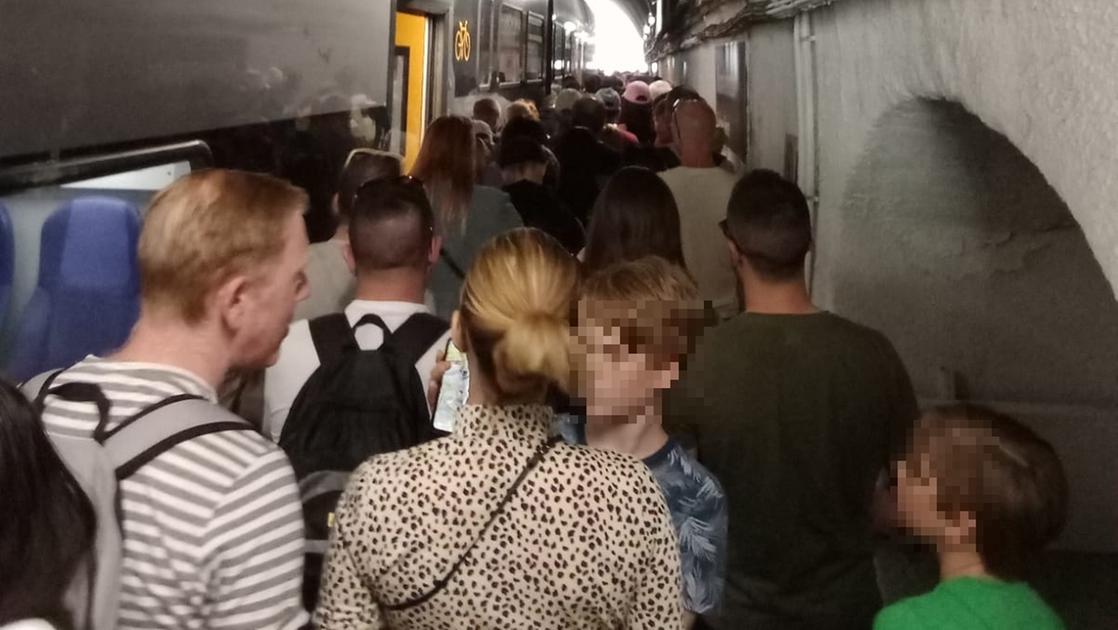 L’assalto incontrollato dei turisti. Un altro giorno da incubo: caos nelle stazioni ferroviarie alle Cinque Terre L’assalto incontrollato dei turisti. Un altro giorno da incubo: caos nelle stazioni ferroviarie alle Cinque Terre
