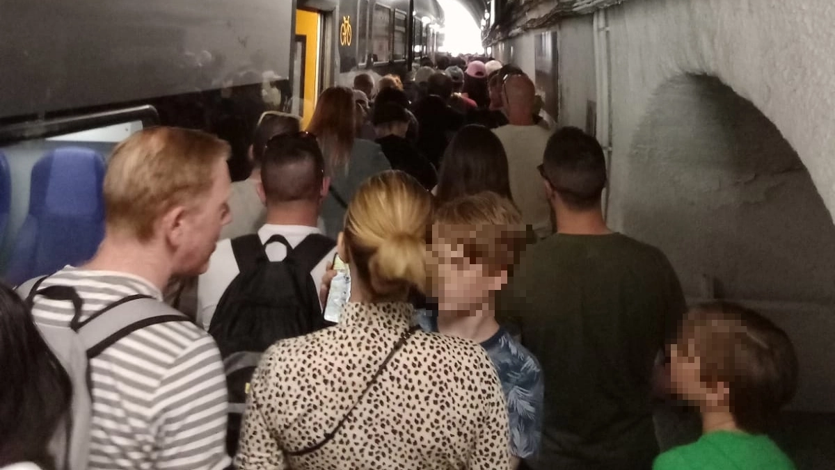 L’assalto incontrollato dei turisti. Un altro giorno da incubo: caos nelle stazioni ferroviarie alle Cinque Terre
