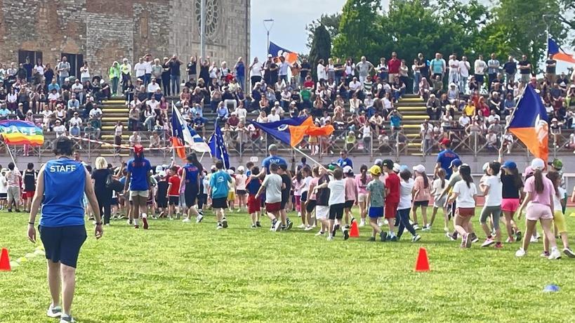 https://www.lanazione.it/image-service/view/acePublic/alias/contentid/ODNkMTAyZWQtZDdjZS00/0/mini-olimpiadi-lo-show-quasi-500-giovanissimi-colorano-santa-giuliana-tra-messaggi-e-staffette.jpeg?f=16:9&w=1200&h=630