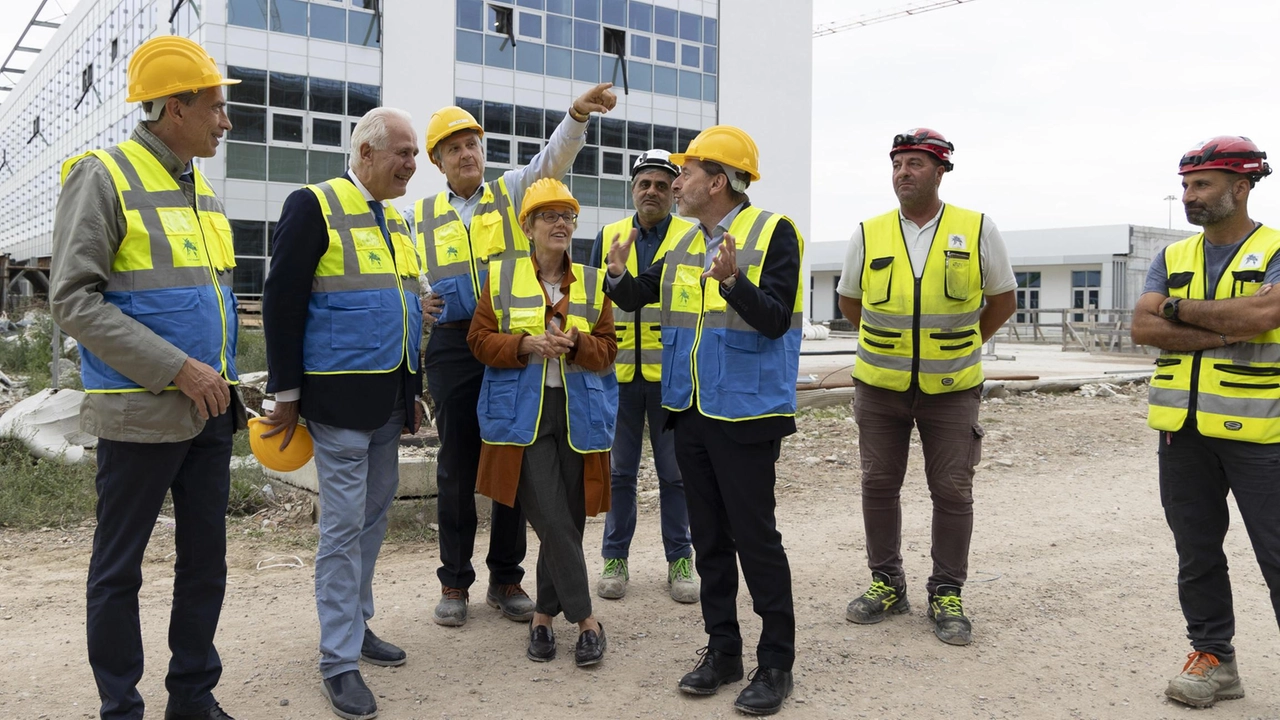 Il sopralluogo sul cantiere del nuovo Santa Chiara a Cisanello con il presidente della Regione Eugenio Giani (fotoservizio Del Punta per Valtriani) Il sopralluogo sul cantiere del nuovo Santa Chiara a Cisanello con il presidente della Regione Eugenio Giani (fotoservizio Del Punta per Valtriani)