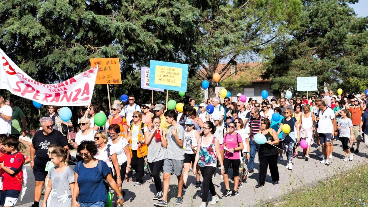Tanta gente ieri mattina ha percorso gli 8 chilometri tra Todi e il santiario di Collevalenza per la nuova edizione della Camminata della Speranza Tanta gente ieri mattina ha percorso gli 8 chilometri tra Todi e il santiario di Collevalenza per la nuova edizione della Camminata della Speranza