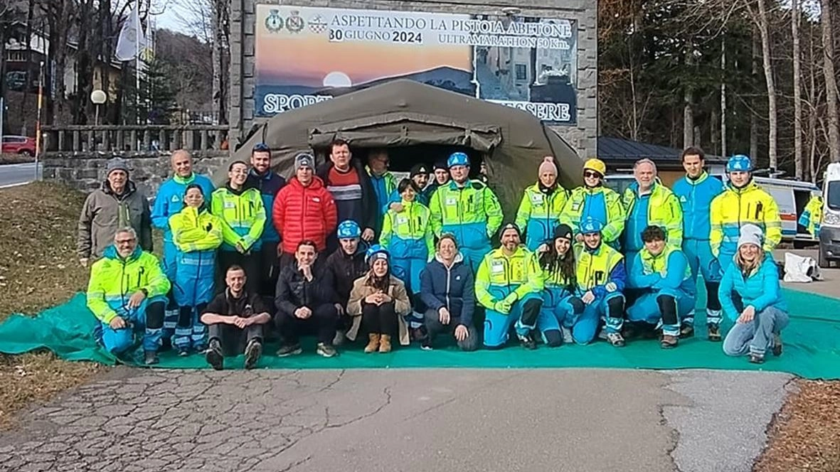 Foto di gruppo con i nuovi volontari che hanno superato il corso Foto di gruppo con i nuovi volontari che hanno superato il corso