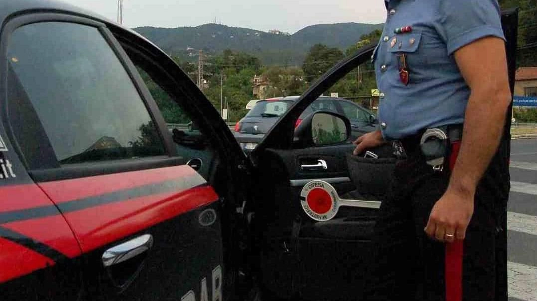 Un uomo di 39 anni residente a Terni è stato colpito da divieto di avvicinamento e braccialetto elettronico per aver perseguitato la sua ex fidanzata straniera con atti persecutori e gelosia ossessiva. La misura cautelare è stata emessa dopo la denuncia della vittima e le indagini della Procura ternana. Un uomo di 39 anni residente a Terni è stato colpito da divieto di avvicinamento e braccialetto elettronico per aver perseguitato la sua ex fidanzata straniera con atti persecutori e gelosia ossessiva. La misura cautelare è stata emessa dopo la denuncia della vittima e le indagini della Procura ternana.