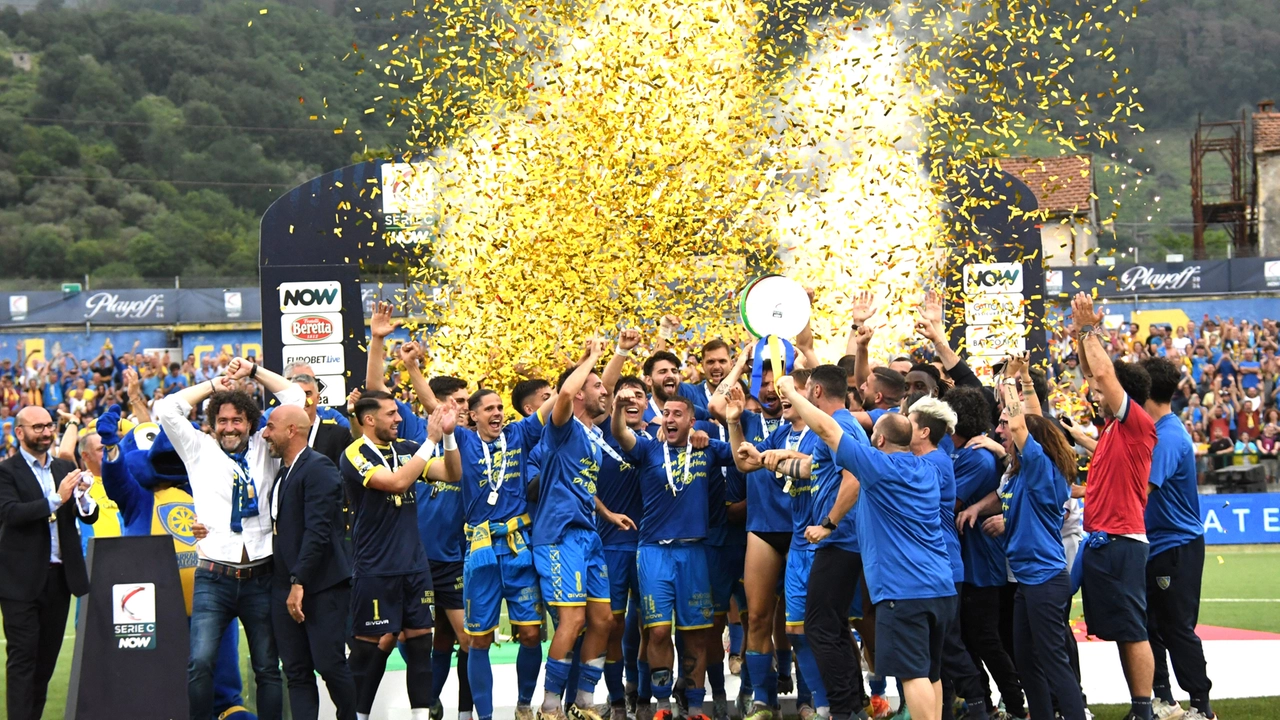 Una gioia incredibile dopo il risultato dei playoff 2023-24: promozione in Serie B Una gioia incredibile dopo il risultato dei playoff 2023-24: promozione in Serie B