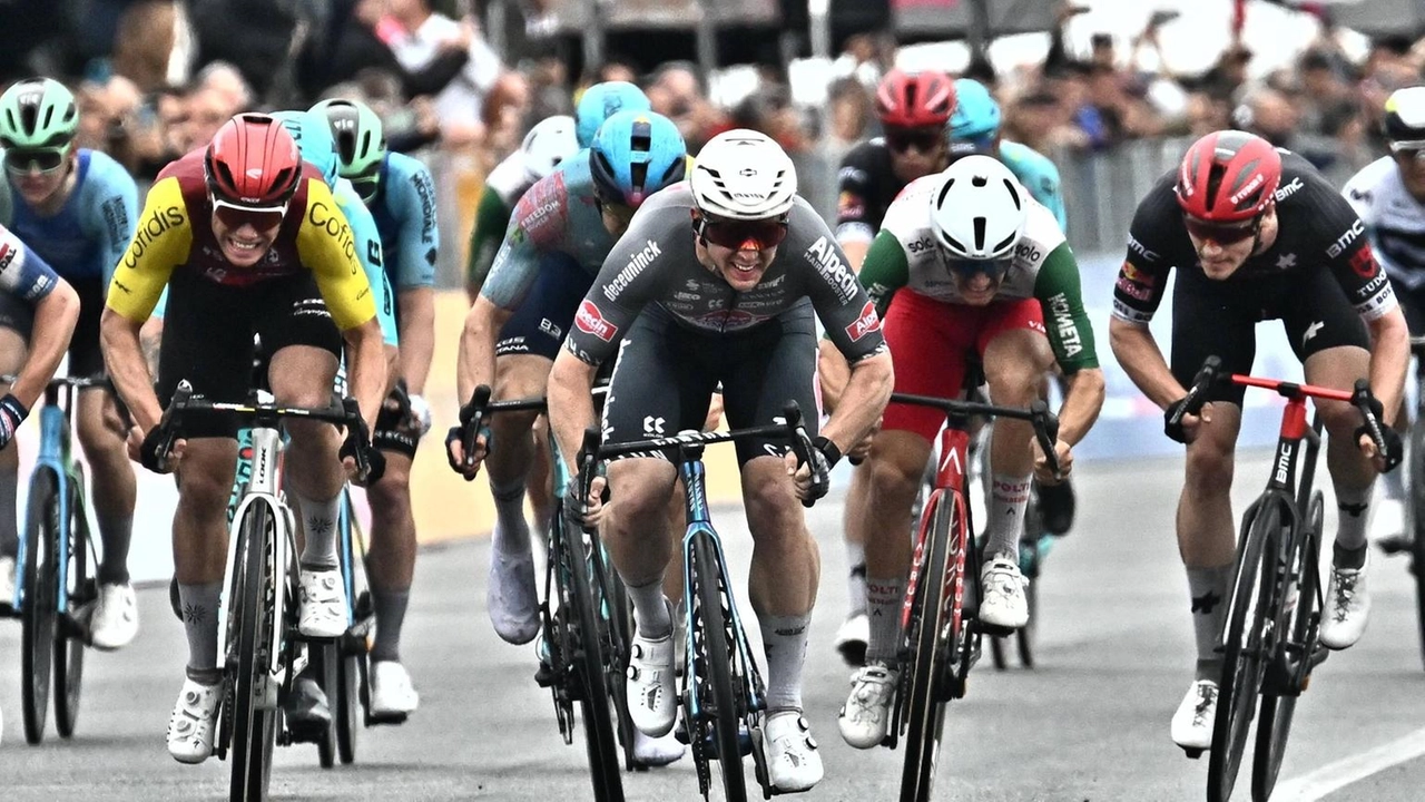 La carovana rosa del Giro d’Italia solcherà le strade del Comune di Barga intorno alle 13.30 del 21 maggio La carovana rosa del Giro d’Italia solcherà le strade del Comune di Barga intorno alle 13.30 del 21 maggio