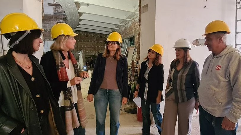 Il sindaco Vadi durante il tour nei cantieri Il sindaco Vadi durante il tour nei cantieri