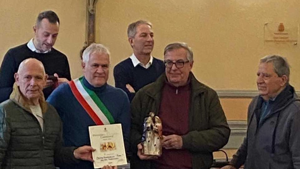 La Natività degli "Amici di Mauro" conquista tutti. Cerimonia di conferimento in Municipio a Camaiore. La Natività degli "Amici di Mauro" conquista tutti. Cerimonia di conferimento in Municipio a Camaiore.