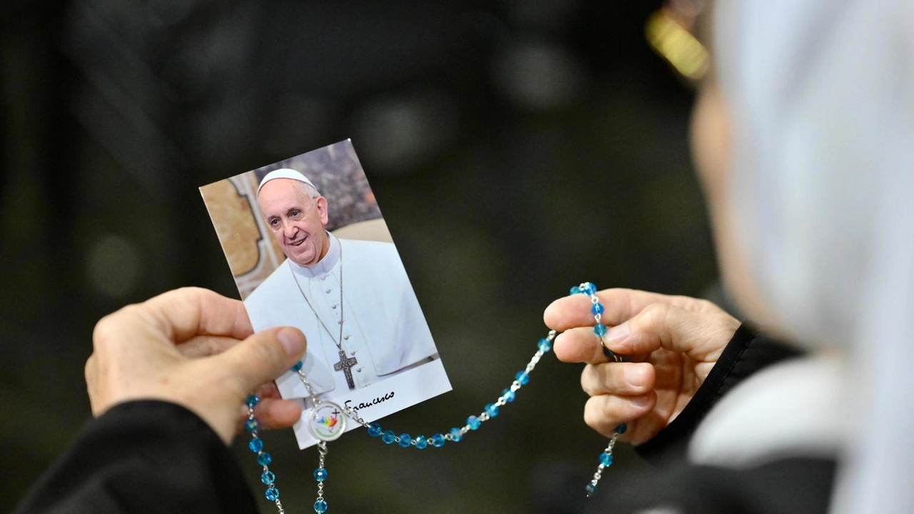 Il Papa è ricoverato all'ospedale Gemelli, i fedeli pregano per la sua salute. A Firenze le iniziative Il Papa è ricoverato all'ospedale Gemelli, i fedeli pregano per la sua salute. A Firenze le iniziative