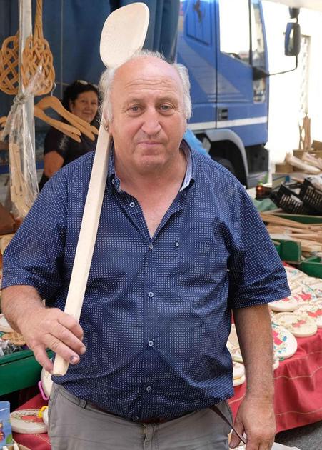 https://www.lanazione.it/image-service/view/acePublic/alias/contentid/ODNlYjkzNTYtYzViMC00/0/gli-ultimi-eroi-del-mestolo-pieno-di-pioggia.jpeg?f=1.90:1&h=630
