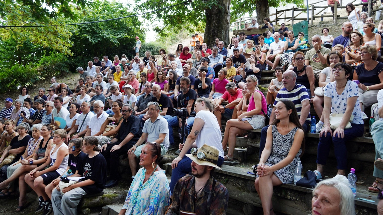 Soddisfazione anche per la proiezione in anteprima assoluta del docufilm di Francesco Pacini "Vergemolino", produzione curata da Paolo Ruffini e Vera Srl. Soddisfazione anche per la proiezione in anteprima assoluta del docufilm di Francesco Pacini "Vergemolino", produzione curata da Paolo Ruffini e Vera Srl.