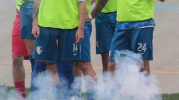 Prato punito: sconfitta a tavolino e partita a porte chiuse per lancio di fumogeni