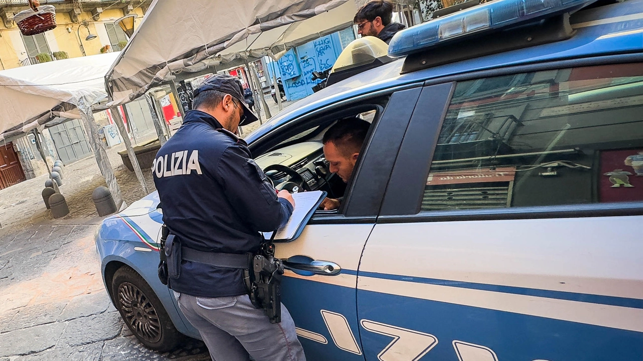 La polizia salva una donna che tenta di gettarsi dal terzo piano La polizia salva una donna che tenta di gettarsi dal terzo piano