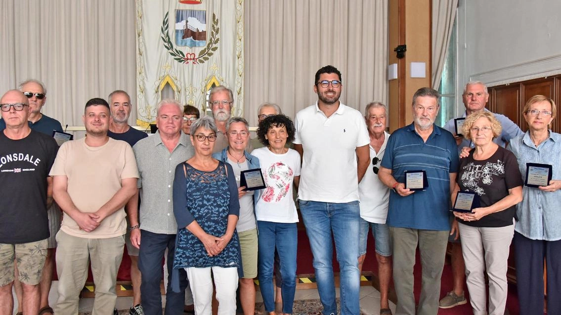 Il gruppo dei. volontari d. ell’associazione ’Vogliamo una città pulita’ premiati dal sindaco Buoncristiani
