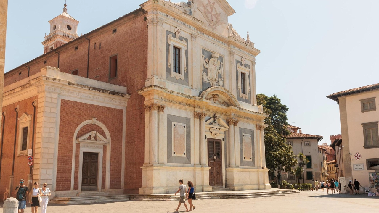 “Eva ci mancherai, libera la tua anima compagna. Per sempre” recita la scritta, realizzata in vernice nera, in basso a destra vicino ai gradoni “Eva ci mancherai, libera la tua anima compagna. Per sempre” recita la scritta, realizzata in vernice nera, in basso a destra vicino ai gradoni