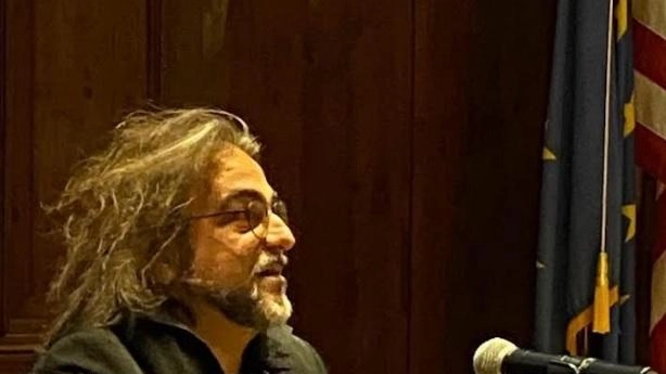 Enrico Terrinoni, docente di letteratura inglese a Perugia, premiato dalla presidenza irlandese per il suo contributo alla diffusione della cultura irlandese all'estero. Enrico Terrinoni, docente di letteratura inglese a Perugia, premiato dalla presidenza irlandese per il suo contributo alla diffusione della cultura irlandese all'estero.