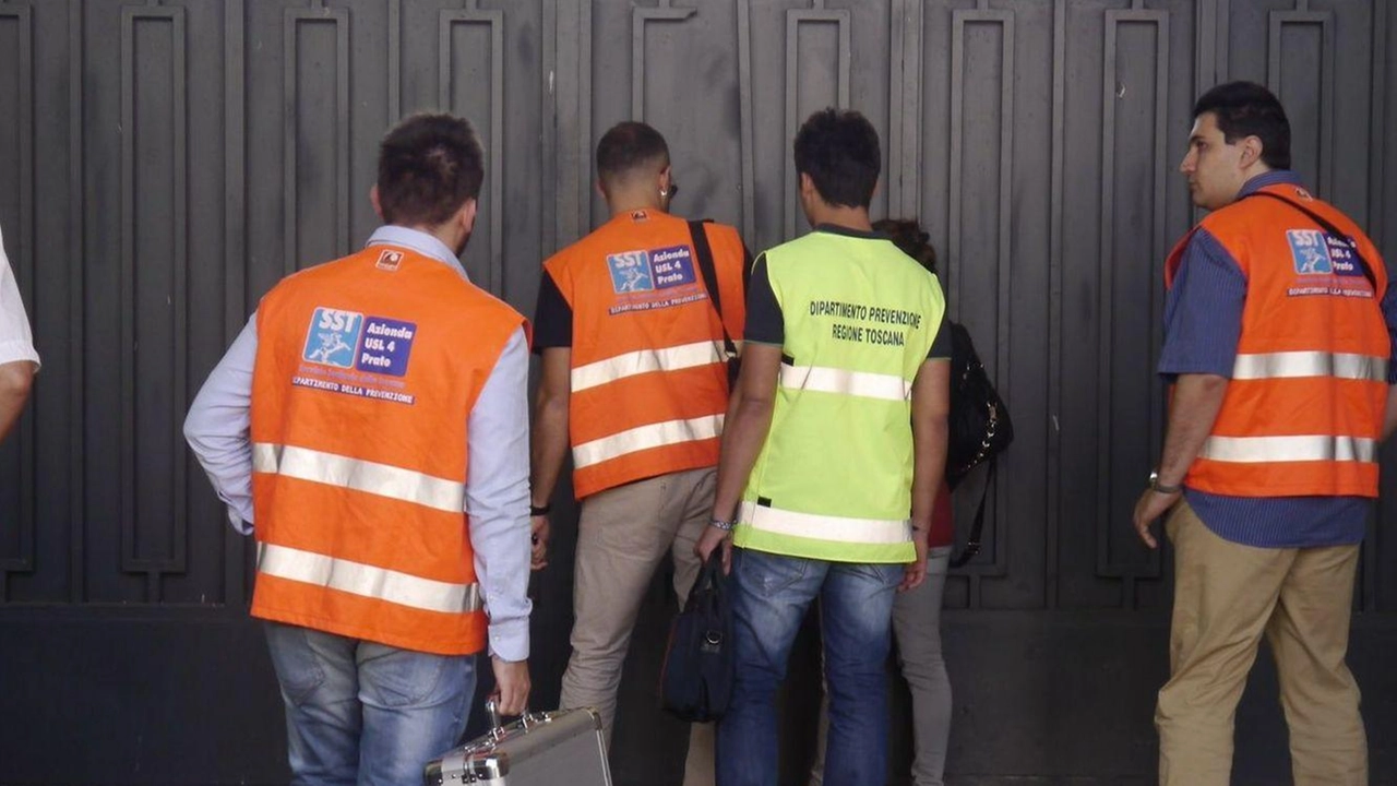 L’accesso degli ispettori Asl in un azienda a gestione cinese Foto Attalmi L’accesso degli ispettori Asl in un azienda a gestione cinese Foto Attalmi