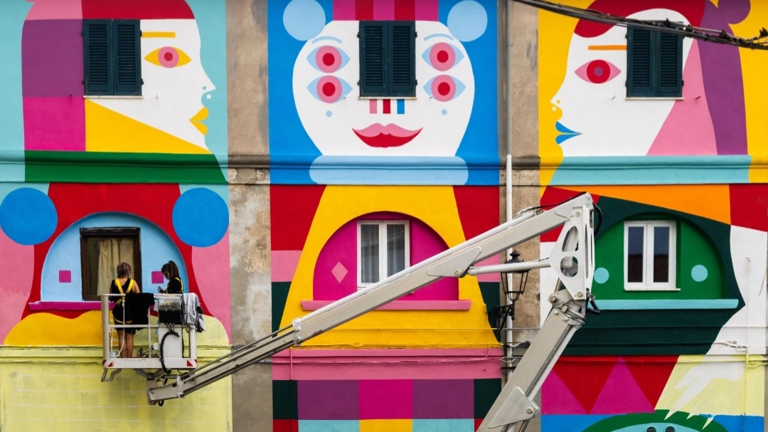 Riparbella rinasce come la Collina delle Fiabe: la street art colora gli edifici storici