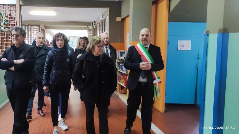 Una foto d’archivio della visita del sottosegretario Frassinetti alla scuola Guerrazzi di Castelfranco con il sindaco Mini