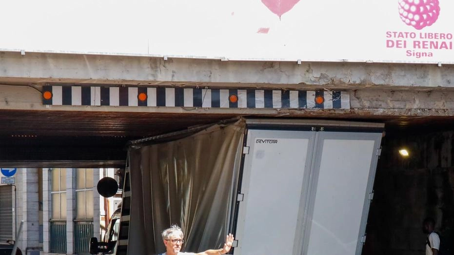 Non si fermano gli incidenti al cavalcavia ferroviario Costa. Circolazione paralizzata. in tutto il tratto di via Roma . . Non si fermano gli incidenti al cavalcavia ferroviario Costa. Circolazione paralizzata. in tutto il tratto di via Roma . .