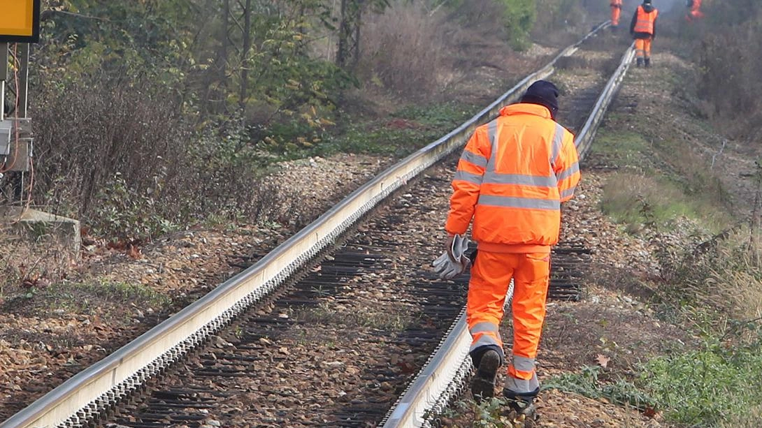 Sospensione circolazione ferroviaria tra Pontremoli e Berceto per lavori di manutenzione. Treni subiranno modifiche, previsto servizio con autobus. Lavori anche per migliorare accessibilità a stazione di Borgo Val di Taro. Sospensione circolazione ferroviaria tra Pontremoli e Berceto per lavori di manutenzione. Treni subiranno modifiche, previsto servizio con autobus. Lavori anche per migliorare accessibilità a stazione di Borgo Val di Taro.