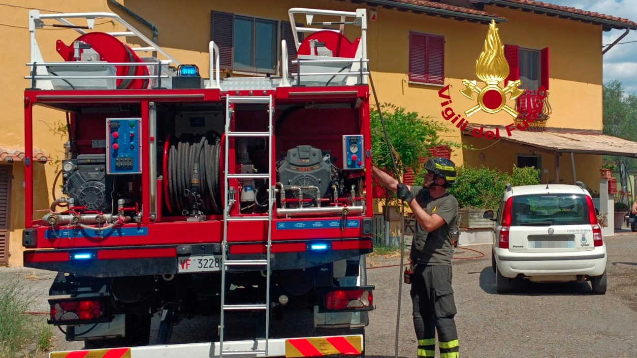 Vigili del fuoco in azione nella zona di Signa
