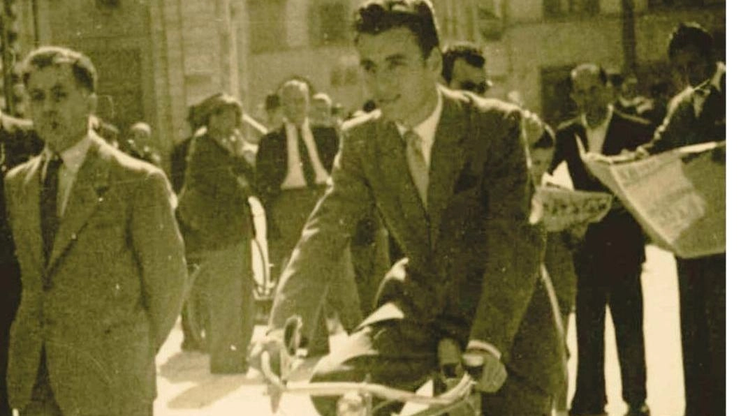 Gino Nardi in piazza Duomo. «Ogni volta che vedo un fiume, penso sia il Bisenzio», scriveva alla fidanzata Iva, foto a destra