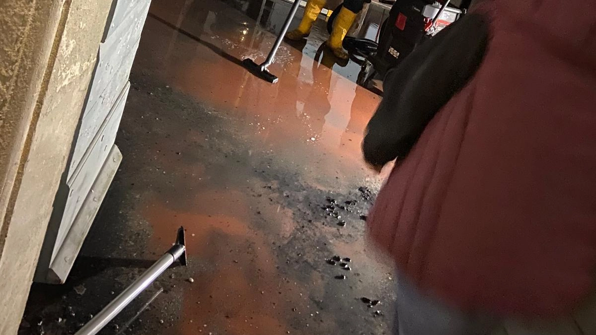 Il lavoro di ripulitura dei locali della Chiesa del Santissimo Crocifisso interessati dall’incendio di ieri che ha avuto origine da carboni dell’incenso non completamente spenti Il lavoro di ripulitura dei locali della Chiesa del Santissimo Crocifisso interessati dall’incendio di ieri che ha avuto origine da carboni dell’incenso non completamente spenti