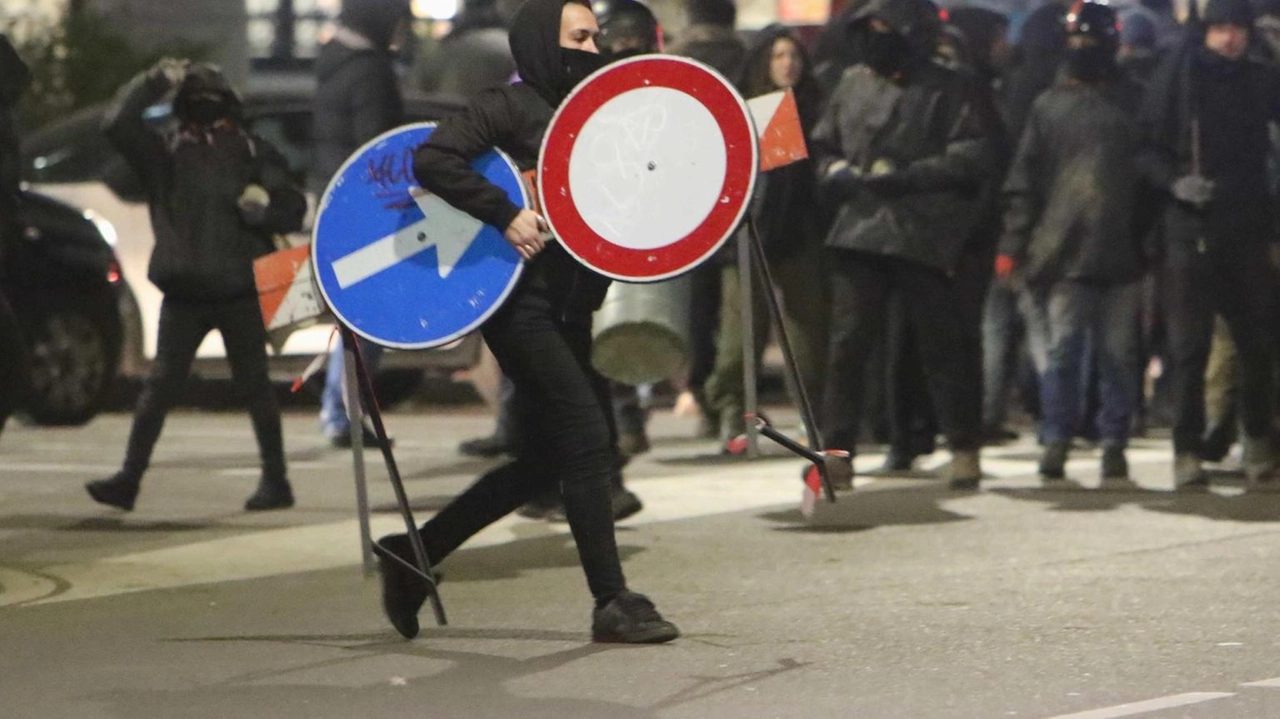 Concluso il processo di primo grado per 11 anarchici: 10 condanne e 1 assoluzione per resistenza e danneggiamento. Concluso il processo di primo grado per 11 anarchici: 10 condanne e 1 assoluzione per resistenza e danneggiamento.