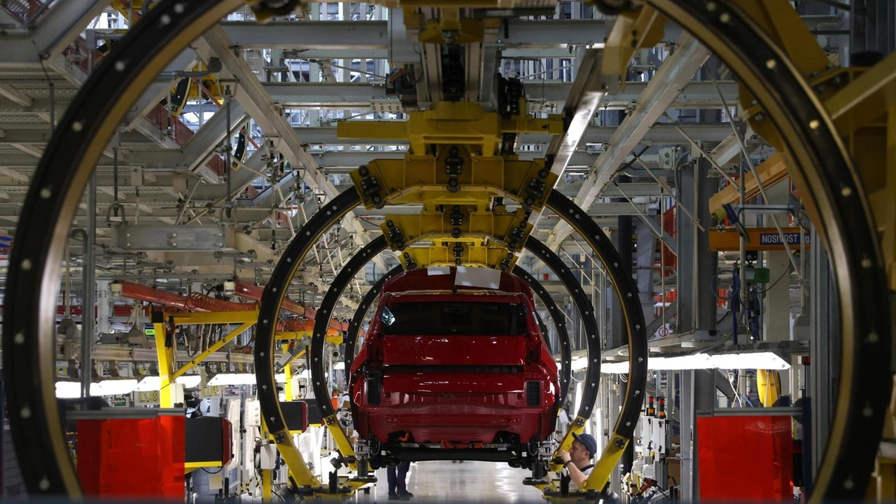 Secondo Bloomberg investimento da 1,2 miliardi su auto elettrica