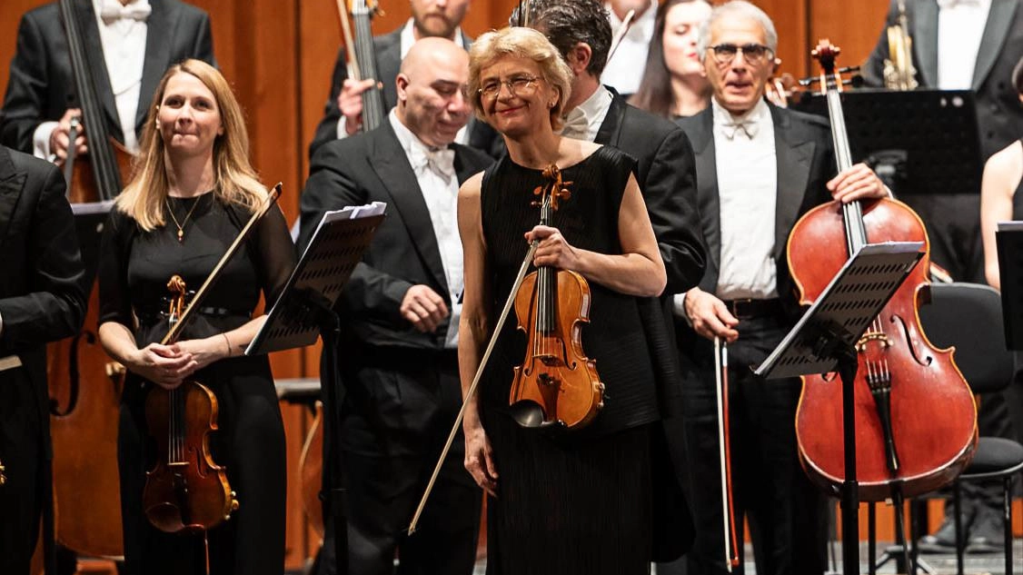 La grande violinista Antje Weithaas con la Camerata: tornerà al Politeama il 10 aprile La grande violinista Antje Weithaas con la Camerata: tornerà al Politeama il 10 aprile