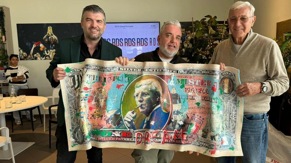 Il gallerista Federico Contini ha omaggiato l’ex ct del calcio balilla commemorativo di Noah Cooper Il gallerista Federico Contini ha omaggiato l’ex ct del calcio balilla commemorativo di Noah Cooper