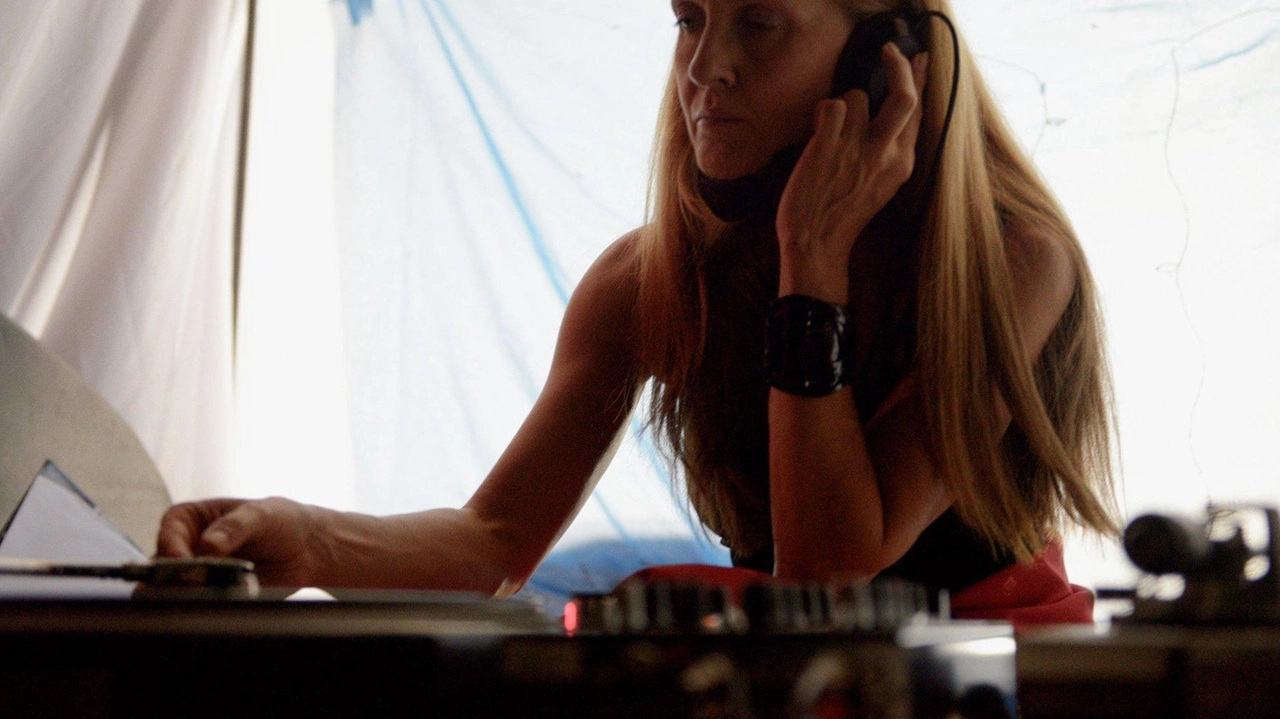 Simona Faraone è storicamente una delle prime donne ad aver intrapreso la professione di disc-jockey in Italia e anche in Europa Simona Faraone è storicamente una delle prime donne ad aver intrapreso la professione di disc-jockey in Italia e anche in Europa
