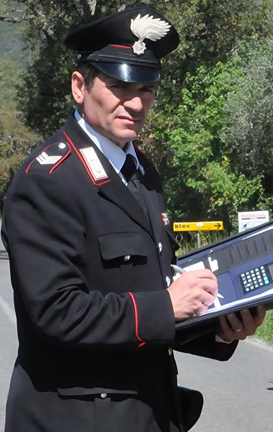Droga nascosta nella siepe. Arrestato giovane straniero. Blitz dei militari in via Pergolesi