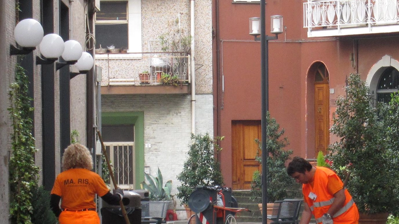 Un intervento di sfalcio dell’erba e pulizia dei ciggli stradali eseguito dal personale Maris (foto di archivio)