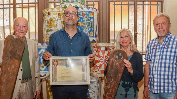 Il momento della consegna dei due “targoni“ al museo permanente Il momento della consegna dei due “targoni“ al museo permanente