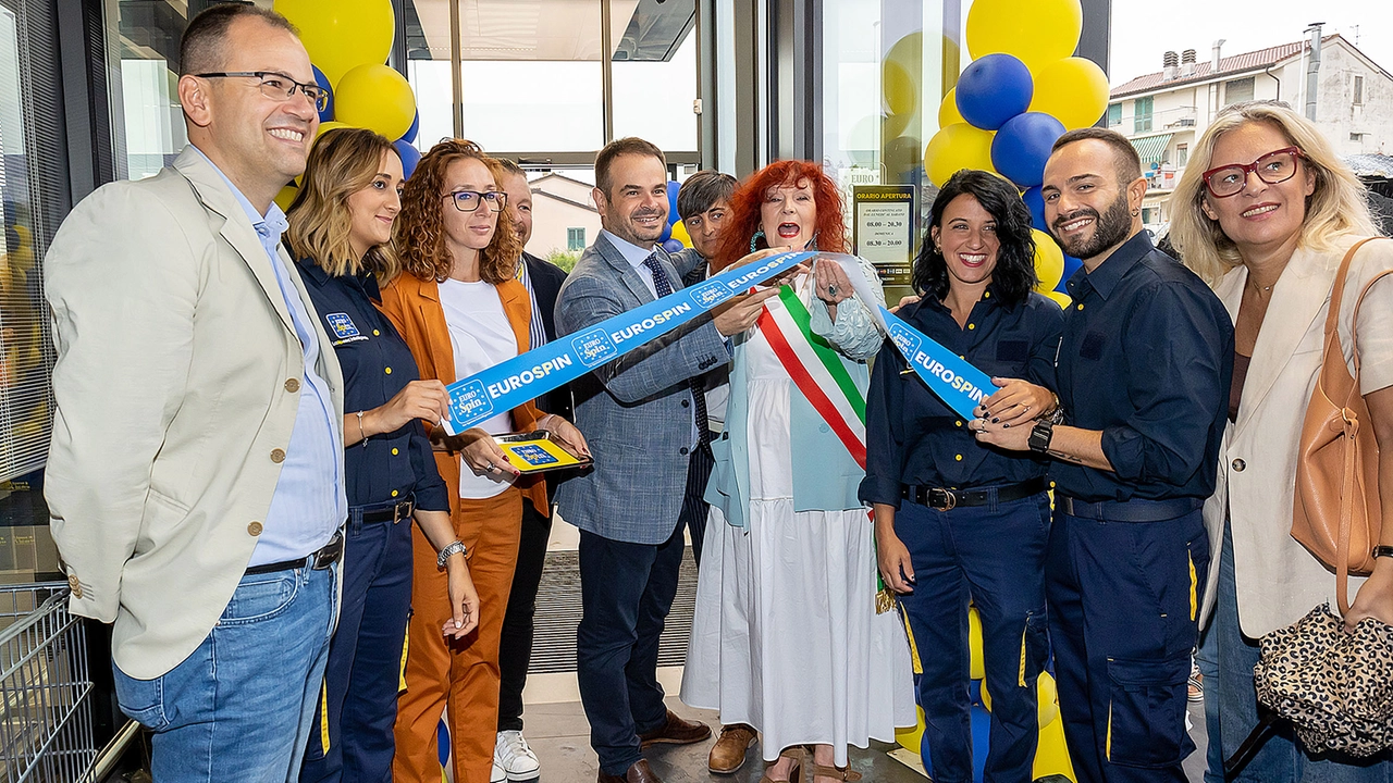 Marzia Niccoli, sindaco di Massa e Cozzile, taglia il nastro dell’Eurospin (Goiorani) Marzia Niccoli, sindaco di Massa e Cozzile, taglia il nastro dell’Eurospin (Goiorani)
