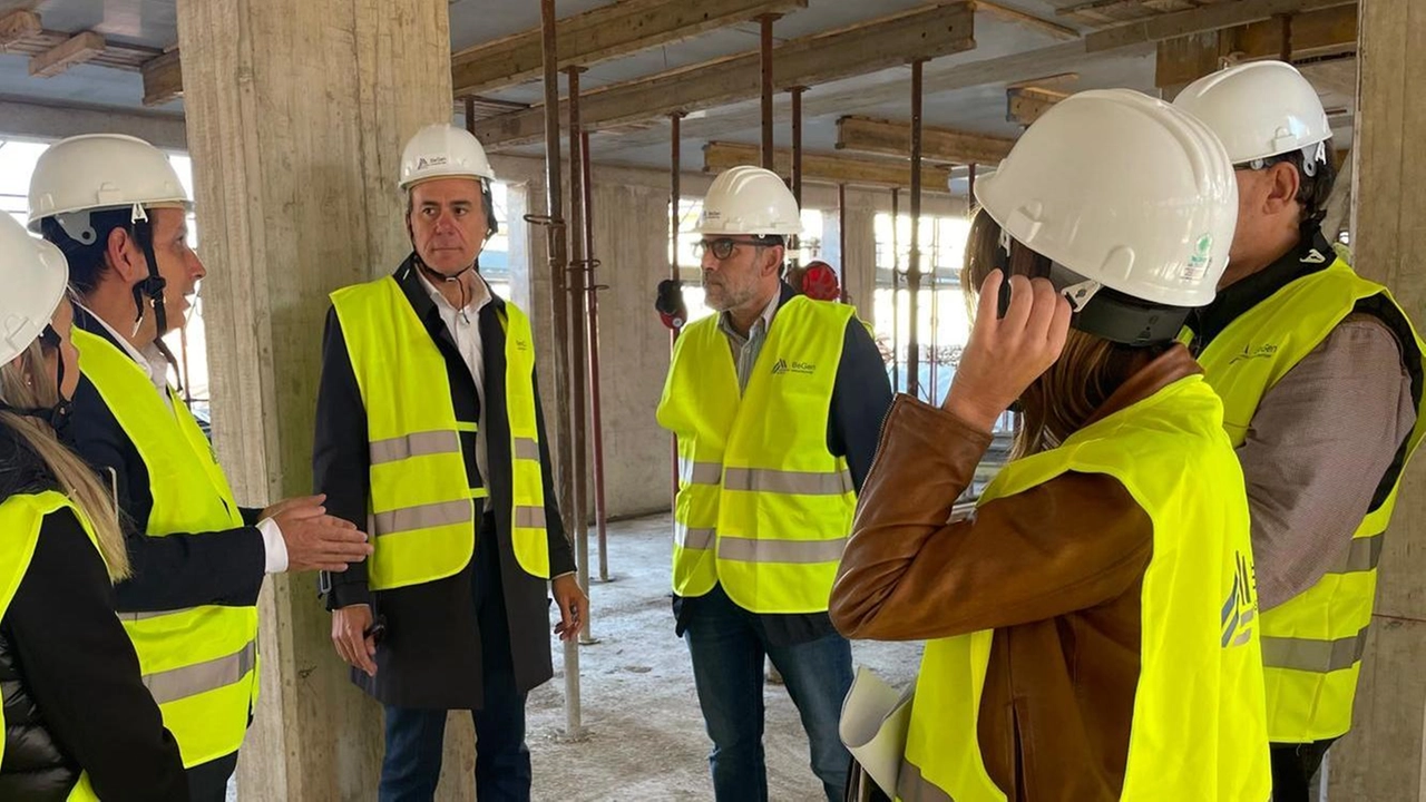 Il sopralluogo sul cantiere con il sindaco Michele Conti e il vicesindaco Raffaele Latrofa Il sopralluogo sul cantiere con il sindaco Michele Conti e il vicesindaco Raffaele Latrofa
