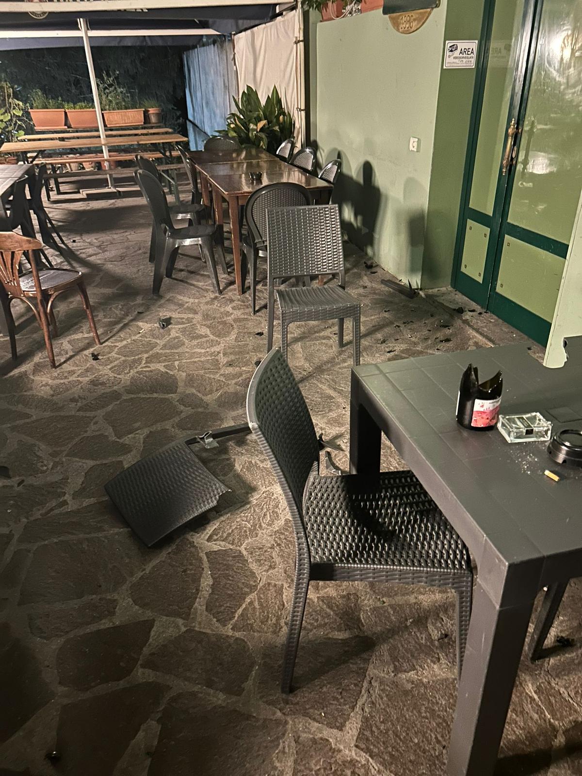 caos al red lion di vernio la gang torna al pub e trova i vigilantes ma non possiamo pagarli tutti i giorni
