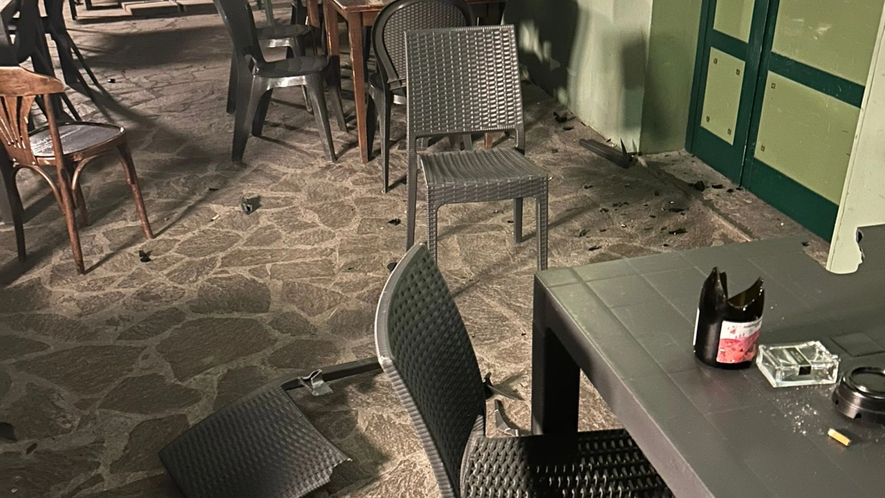 Una sedia spaccata e bottiglie rotte al pub Una sedia spaccata e bottiglie rotte al pub