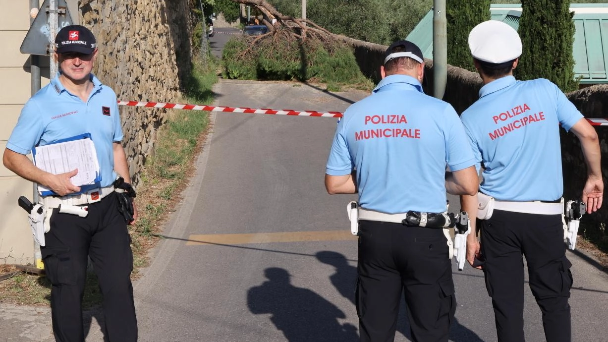 Una pattuglia della polizia municipale. I controlli sui rifiuti hanno visto la collaborazione degli ispettori di Alia. con gli agenti di Poggio e di Carmignano Una pattuglia della polizia municipale. I controlli sui rifiuti hanno visto la collaborazione degli ispettori di Alia. con gli agenti di Poggio e di Carmignano