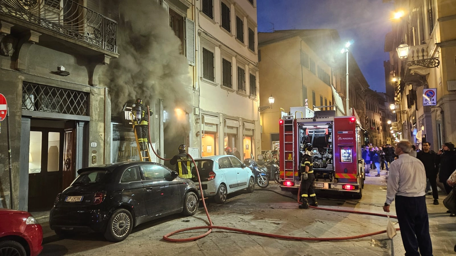 L'incendio al ristorante La Vetreria in via del Proconsolo a Firenze