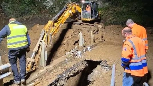 Ecco la voragine che si è aperta lungo la provinciale per Arni, all’altezza del ponte sul canale dell’Acqua Filante. È stato istituito il senso unico alternato e il divieto di transito ai mezzi con massa superiore a 3 tonnellate e mezzo
