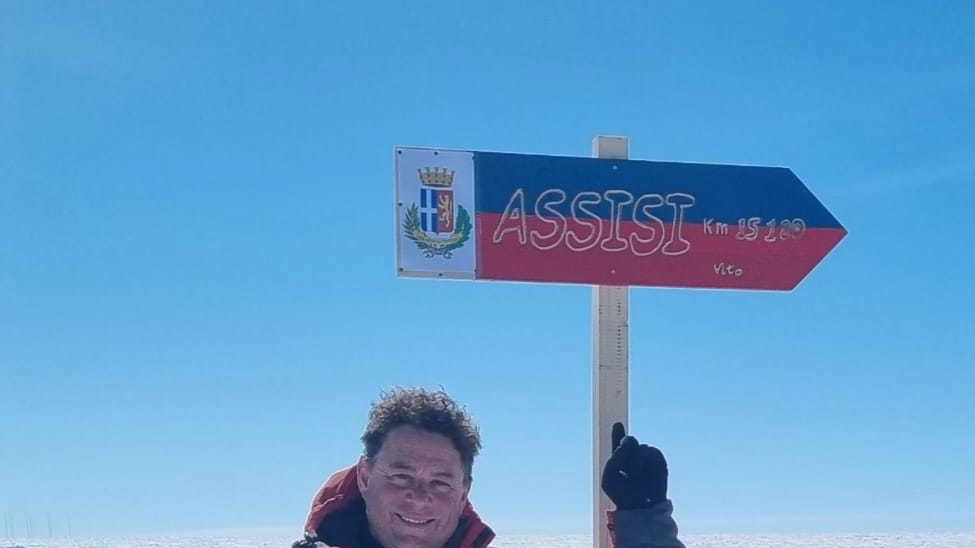 Vito Stanzione, coordinatore delle attività scientifiche alla Stazione italo-francese Concordia al Polo Sud, ha collocato una ‘freccia’ che reca il... Vito Stanzione, coordinatore delle attività scientifiche alla Stazione italo-francese Concordia al Polo Sud, ha collocato una ‘freccia’ che reca il...