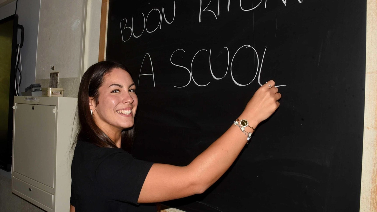 Nella foto d’archivio una docente saluta il ritorno a scuola dei giovanissimi alunni. L’amministrazione comunale di Capannori ha avviato tutti i servizi accessori al mondo dell’istruzione